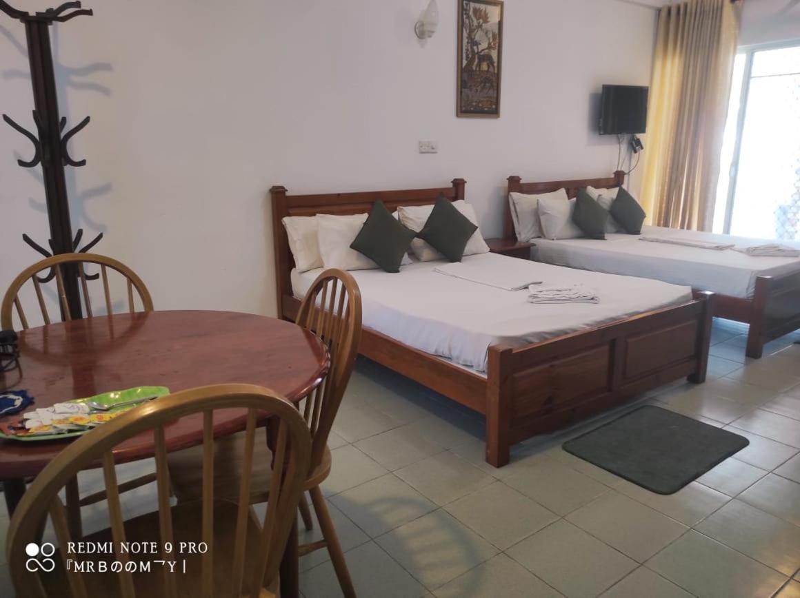 Oasis Beach Resort Negombo Exteriör bild