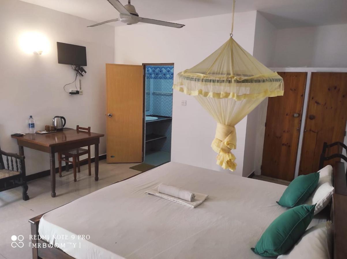 Oasis Beach Resort Negombo Exteriör bild