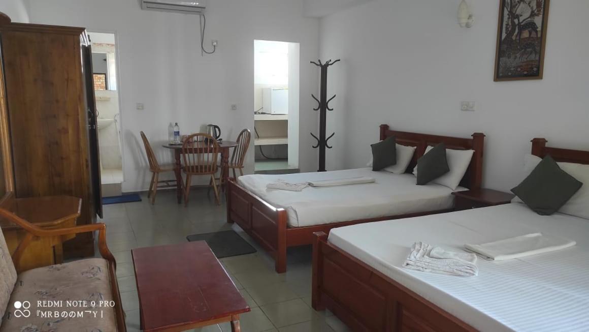 Oasis Beach Resort Negombo Exteriör bild