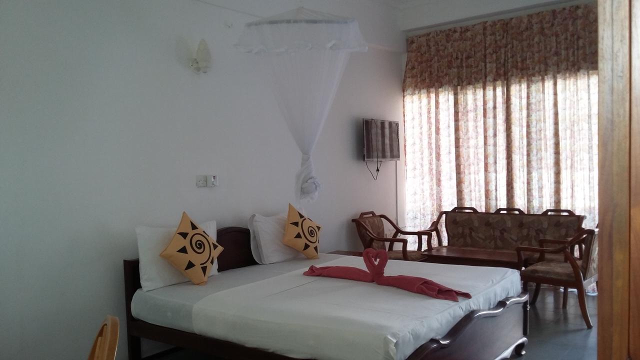 Oasis Beach Resort Negombo Exteriör bild